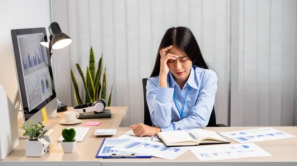 일하는 아시아 여성들은 직장에서 스트레스를 피곤하고 사무실에서 일하는 동안힘들게 일하다가 — 스톡 사진