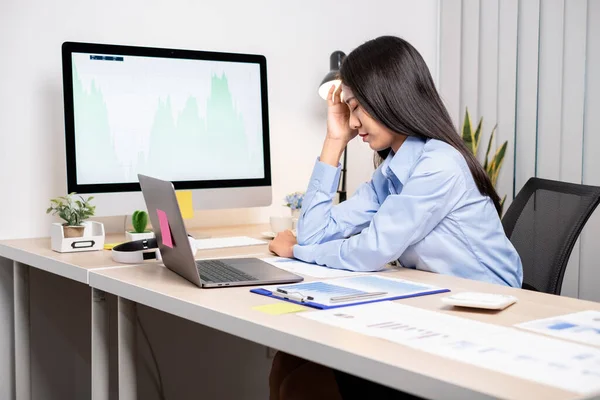 Mulheres Asiáticas Que Trabalham Sentem Estressadas Cansadas Trabalho Enxaquecas Trabalho — Fotografia de Stock