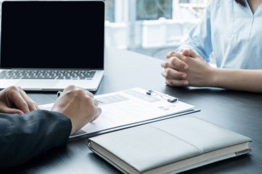 İş adamlarının bir özgeçmişi var ve iş görüşmeleri için iş başvurularıyla konuşuyorlar. Kariyerleri ve şirketteki kişisel geçmişi hakkında. İşe alım kavramları.