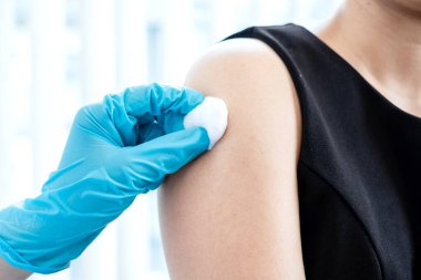 Erkek doktorlar hastanelerde, sağlık hizmetlerinde ve tıbbi konseptlerde salgın hastalıkları önlemek için şırıngalarla aşılandılar..