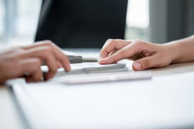 İş kadını, rüşvet ve yolsuzluktan ortaklarına para teklif eder ve verir..