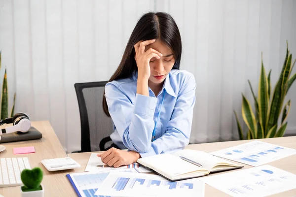 Arbetande Asiatiska Kvinnor Känner Sig Stressade Trötta Från Arbetet Migrän — Stockfoto