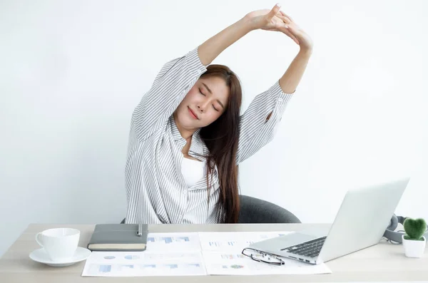 Las Mujeres Asiáticas Están Cansadas Del Trabajo Ordenador Portátil Sienta — Foto de Stock