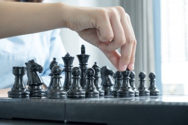 Satranç turnuvalarında satranç oynayan iş kadınlarının elleri liderlik, takipçiler ve stratejik planlar, iş başarısı oluşturma süreçleri ve takım çalışmalarını gösteriyor..