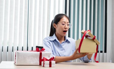 Asyalı kadınlar sürpriz kutuyu açmaktan mutluluk duyarlar. Bayramlarda, Noel 'de, doğum gününde ya da Sevgililer Günü' nde heyecanla, neşeyle ve gülümsemeyle şaşkına dönerler..