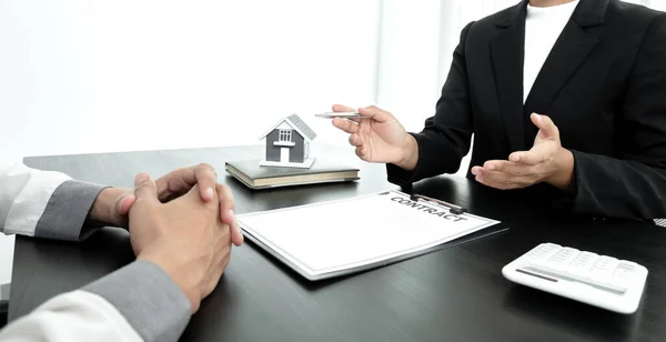 Agenti Immobiliari Con Modelli Casa Stanno Parlando Con Clienti Affittare — Foto Stock