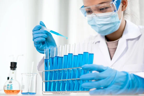 Mediziner Ließen Eine Probenpipette Ein Reagenzglas Das Virus Einem Chemielabor — Stockfoto