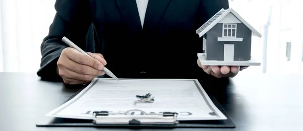 Mão Agente Imobiliário Segurando Uma Caneta Elaborando Acordo Sobre Documentos — Fotografia de Stock