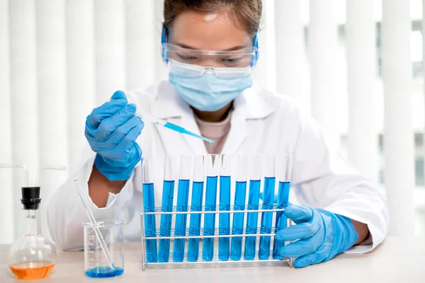 Mediziner Ließen Eine Probenpipette Ein Reagenzglas Das Virus Einem Chemielabor — Stockfoto