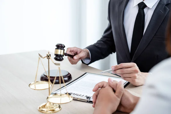 변호사나 정의와 기소에 의뢰인에게 저울을 사용하여 상담하고 법률적 서비스 개념에 — 스톡 사진