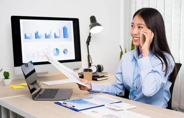 Mulher Negócios Asiática Falando Telefone Trabalhando Com Sorriso Alegre Feliz — Fotografia de Stock