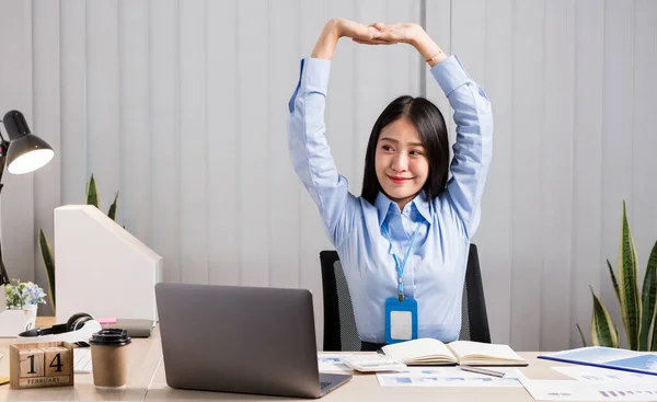 Asiática Contable Mujer Está Cansada Trabajar Una Silla Estiramiento Para — Foto de Stock