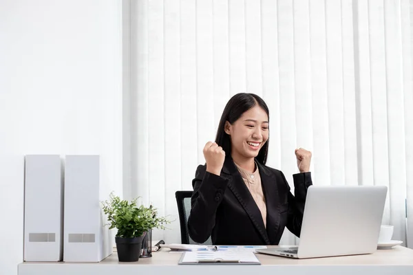 Mulher Negócios Asiática Trabalhando Laptop Com Sorriso Alegre Feliz Enquanto — Fotografia de Stock