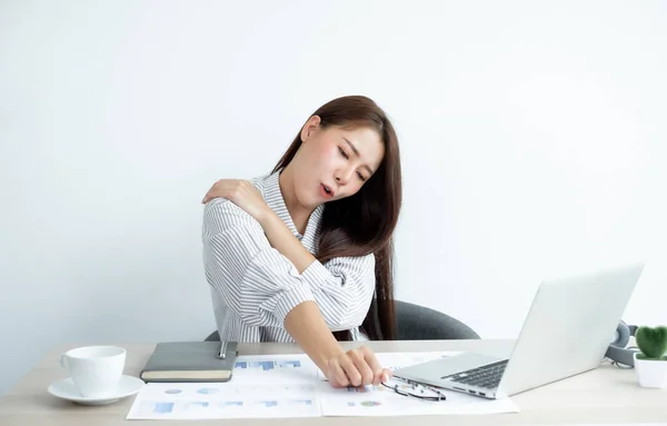 Asiatische Frauen Sind Müde Von Der Arbeit Sitzen Auf Einem — Stockfoto