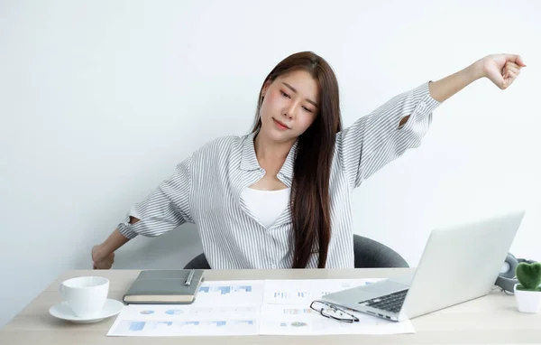 Las Mujeres Asiáticas Están Cansadas Del Trabajo Ordenador Portátil Sienta — Foto de Stock