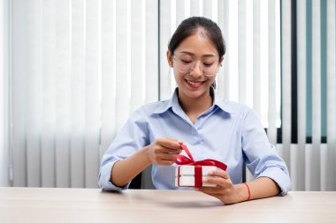 Asyalı kadınlar sürpriz kutuyu açmaktan mutluluk duyarlar. Bayramlarda, Noel 'de, doğum gününde ya da Sevgililer Günü' nde heyecanla, neşeyle ve gülümsemeyle şaşkına dönerler..