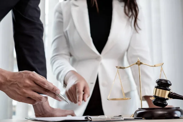 Seorang Pengacara Laki Laki Atau Hakim Konseling Klien Tentang Peradilan — Stok Foto