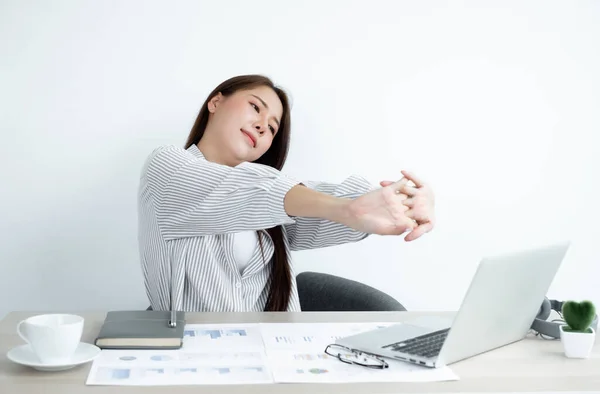 Asiatische Frauen Sind Müde Von Der Arbeit Laptop Sitzt Einem — Stockfoto