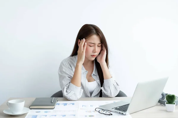 Trabajar Mujeres Asiáticas Sienten Estresadas Cansadas Del Trabajo Migrañas Dolores — Foto de Stock