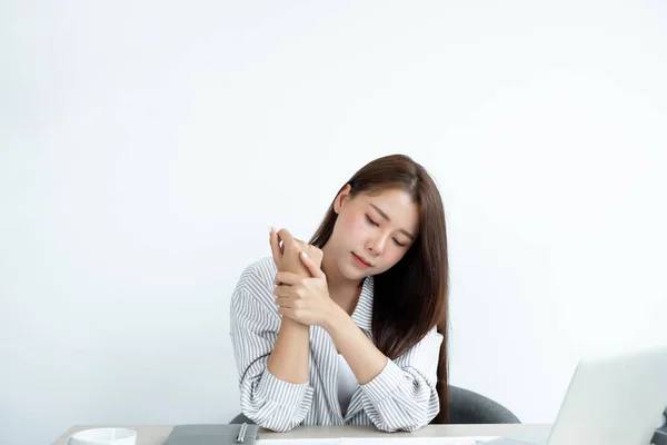 Uma Mulher Asiática Está Sentada Horas Extras Com Seu Laptop — Fotografia de Stock