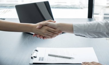 Dost canlısı iş adamları ve yöneticiler, iş sözleşmeleri, işe alım ve istihdam kavramlarıyla yapılan başarılı anlaşmanın ardından el sıkışıyorlar..