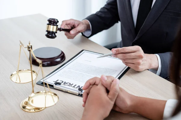 Bir erkek avukat ya da bir yargıç müvekkillerine yargı adaleti ve kovuşturma hakkında ölçekli danışmanlık yapıyor..