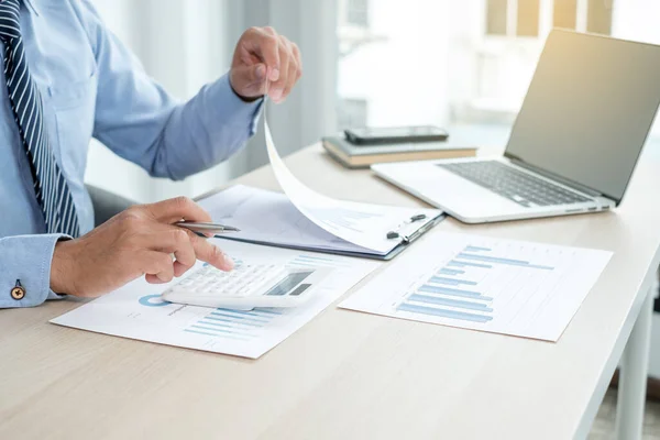 Affärsmannens Hand Sitter Vid Sina Skrivbord Och Beräknar Finansiella Diagram — Stockfoto