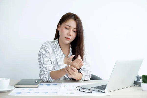 Eine Asiatin Sitzt Mit Laptop Und Handgelenkschmerzen Büro Und Macht — Stockfoto