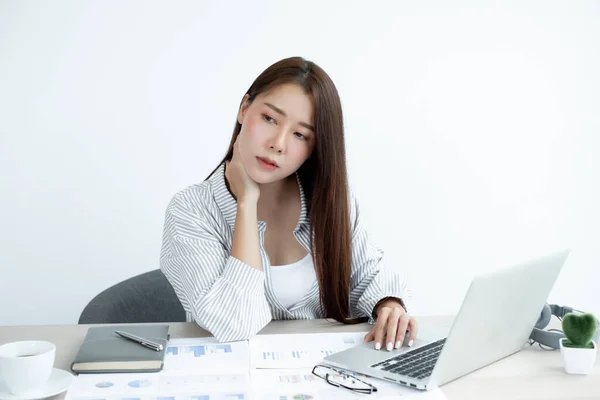 Asiatische Frauen Sind Müde Von Der Arbeit Sitzen Auf Einem — Stockfoto