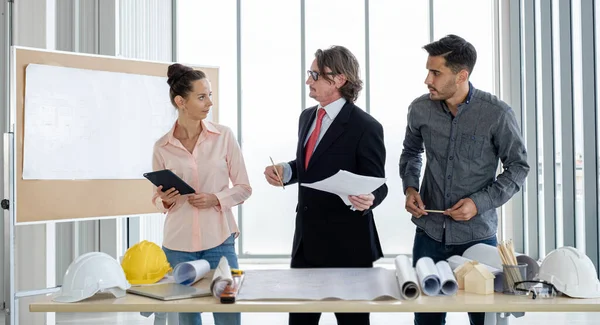 Equipe Engenheiros Arquitetos Masculinos Femininos Equipe Trabalho Reunião Discutindo Planos — Fotografia de Stock