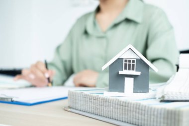 Tasarımcı evin içini planlıyor. Masasında örnek malzemeler olan yeni ev için mükemmel renkleri çiziyor ve seçiyor. Gayrimenkul tasarım işi fikirleri.