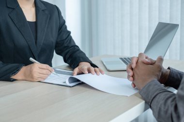 İş adamlarının bir özgeçmişi var ve iş görüşmeleri için iş başvurularıyla konuşuyorlar. Kariyerleri ve şirketteki kişisel geçmişi hakkında. İşe alım kavramları.