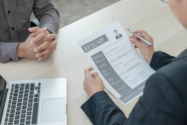 İş adamlarının bir özgeçmişi var ve iş görüşmeleri için iş başvurularıyla konuşuyorlar. Kariyerleri ve şirketteki kişisel geçmişi hakkında. İşe alım kavramları.