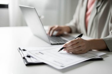 İş kadını işveren geçmişini kontrol et acemi görünümlü CV işe almaya devam et aday kirala, iş görüşmesinden önce bilgileri analiz et. İşe alım kavramları.