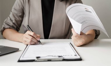 İş kadını işveren geçmişini kontrol et acemi görünümlü CV işe almaya devam et aday kirala, iş görüşmesinden önce bilgileri analiz et. İşe alım kavramları.