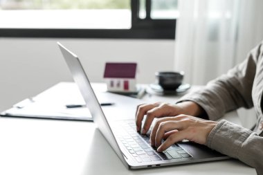 Emlak konsepti. Ev sigortası, krediler ve kiralık evler..