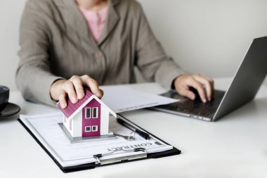 Emlak konsepti. Ev sigortası, krediler ve kiralık evler..