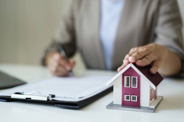 gayrimenkul yatırımları ve ev sigortası sözleşmeleri imzalayan ajanlar, müşterilerin satın almalarını onaylayan ev sigortası anlaşmalarına uygun olarak,.