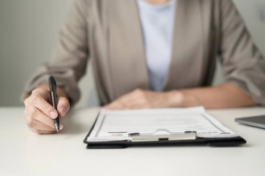 İş kadını işveren geçmişini kontrol et acemi görünümlü CV işe almaya devam et aday kirala, iş görüşmesinden önce bilgileri analiz et. İşe alım kavramları.