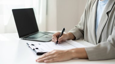 İş kadını işveren geçmişini kontrol et acemi görünümlü CV işe almaya devam et aday kirala, iş görüşmesinden önce bilgileri analiz et. İşe alım kavramları.