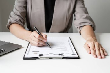 İş kadını işvereni işe yeni eleman almaya devam ediyor. Adayları işe alıyor, iş görüşmesinden önce bilgileri analiz ediyor. İşe alım kavramları.