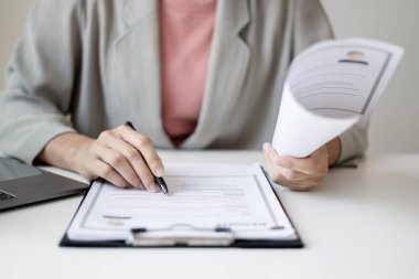 İş kadını işvereni işe yeni eleman almaya devam ediyor. Adayları işe alıyor, iş görüşmesinden önce bilgileri analiz ediyor. İşe alım kavramları.