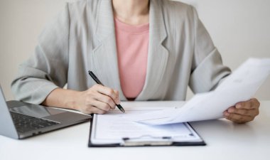 İş kadını işvereni işe yeni eleman almaya devam ediyor. Adayları işe alıyor, iş görüşmesinden önce bilgileri analiz ediyor. İşe alım kavramları.