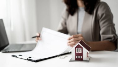 Emlak konsepti. Ev sigortası, krediler ve kiralık evler..