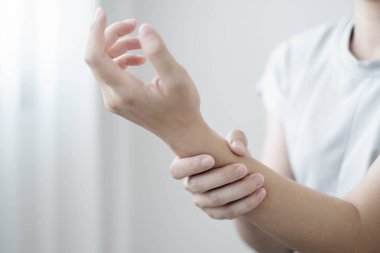 Bileğinde ağrı, avucunda uyuşukluk ve ağrı olan bir kadın elinin sinir uçlarında ağrı ve karıncalanma vardır. Bu ofiste uzun süre oturup çalışmanın bir yan etkisidir..