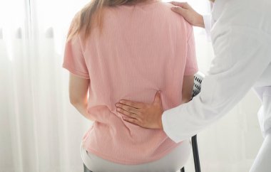 Kadın fizyoterapistler, rehabilitasyon merkezinde kadın hastalara sırt masajı ve kas iyileşmesi için fiziksel yardım sağlıyorlar..