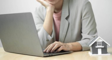 Emlak konsepti. Ev sigortası, krediler ve kiralık evler..