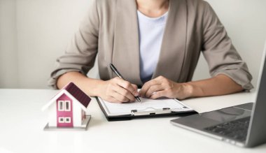 gayrimenkul yatırımları ve ev sigortası sözleşmeleri imzalayan ajanlar, müşterilerin satın almalarını onaylayan ev sigortası anlaşmalarına uygun olarak,.