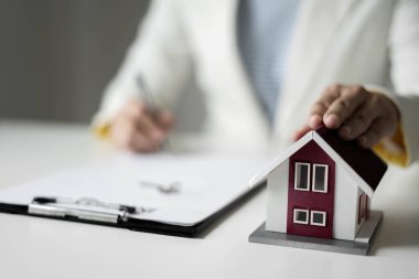 Emlak konsepti. Ev sigortası, krediler ve kiralık evler..