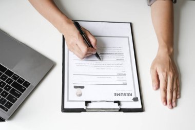 İş kadını işvereni işe yeni eleman almaya devam ediyor. Adayları işe alıyor, iş görüşmesinden önce bilgileri analiz ediyor. İşe alım kavramları.